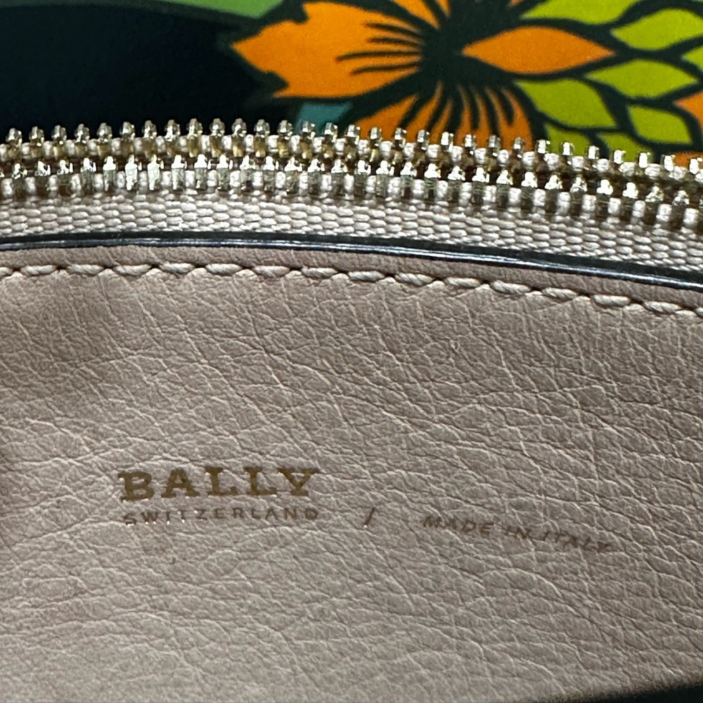 Bally Ceycle Leather Shoulder Bag | Made in Italy | Keyhole Hardware - Picture 10 of 11